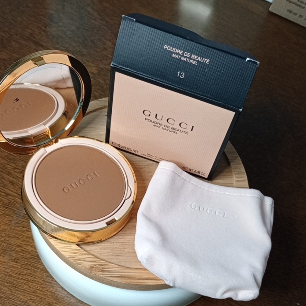 Gucci Poudre de Beauté Matte Powder Compact in Beige with Gold Case